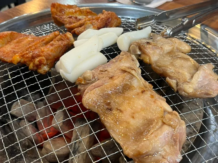 초벌된 양념닭갈비와 간장닭갈비