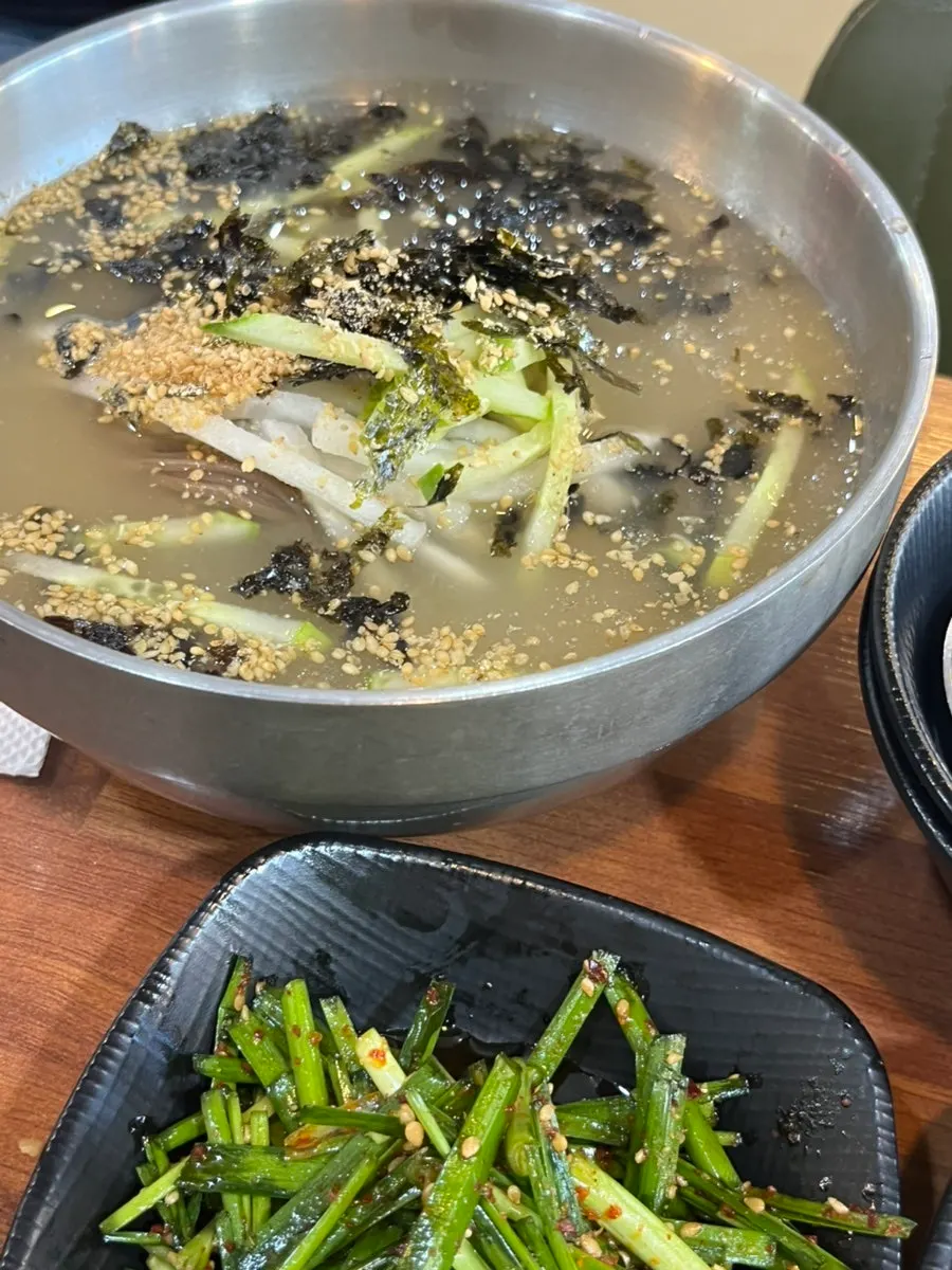 숯불 위에서 익어가는 양념닭갈비