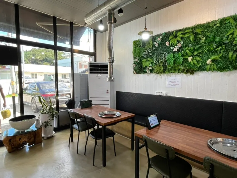 Spacious, comfortable dining hall of the dakgalbi restaurant