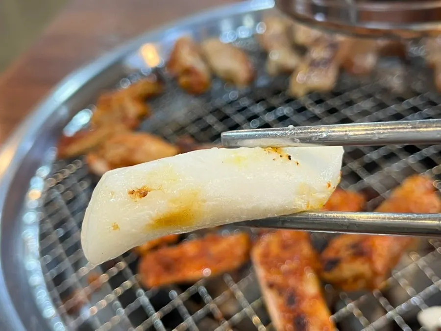 Grilled garaetteok rice cake over charcoal