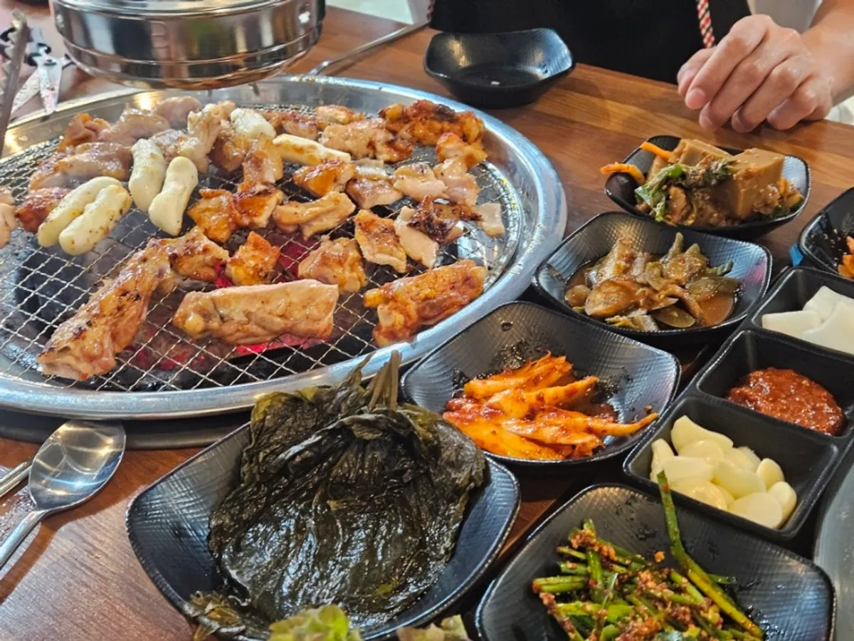 다미설악숯불닭갈비 숯불 반반닭갈비 상차림