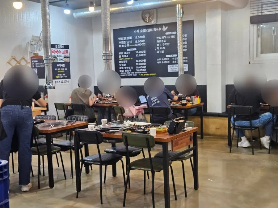 다미설악숯불닭갈비 앞 주차장에 세워진 차들