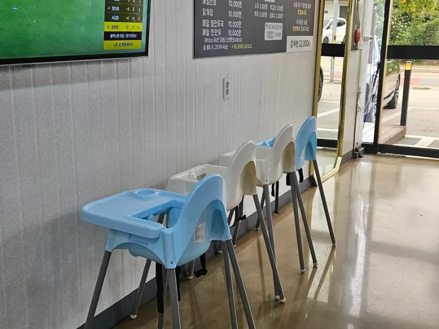 주말 손님이 찬 다미설악숯불닭갈비 매장 내부