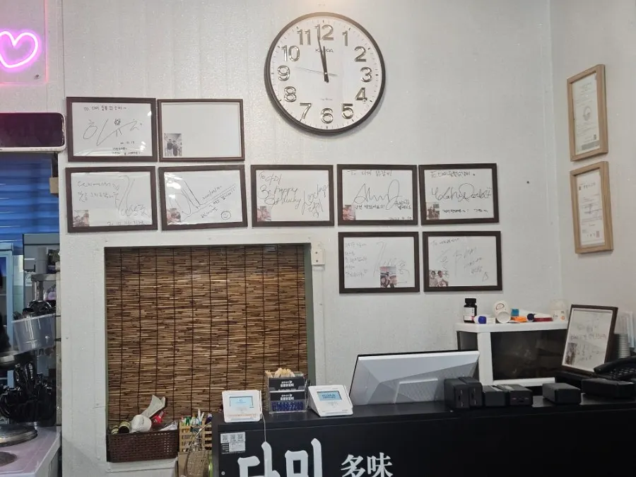 불판과 배기 덕트가 놓인 매장 테이블