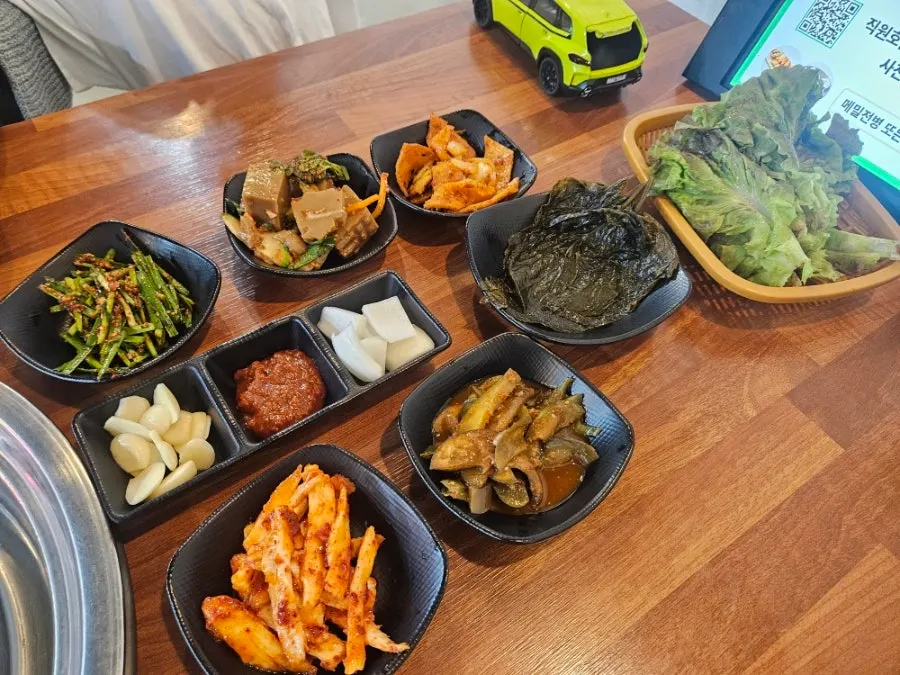 콩나물무침과 두부조림 등 반찬 접시