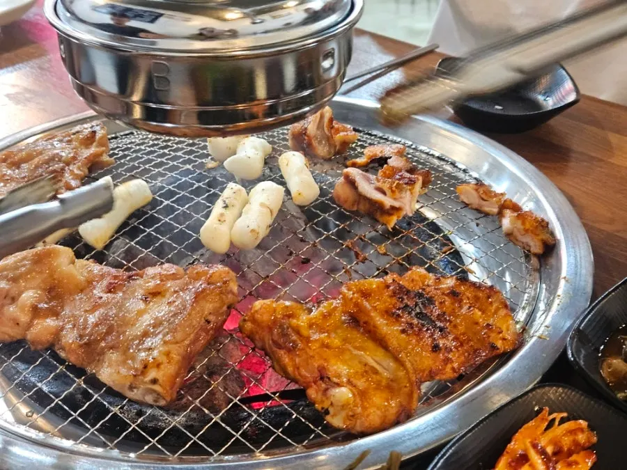 따로 내어준 쌈채소 접시