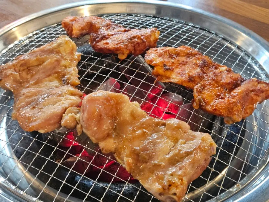 숯불 위에 올린 반반닭갈비와 흰 떡