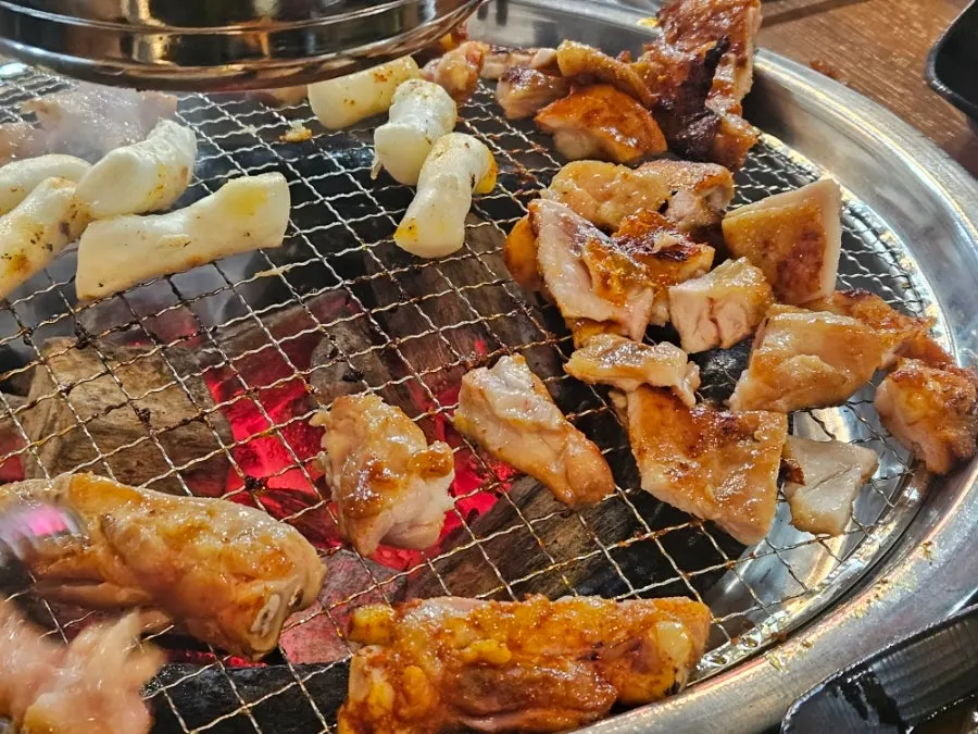양념과 간장 닭갈비가 함께 익는 숯불