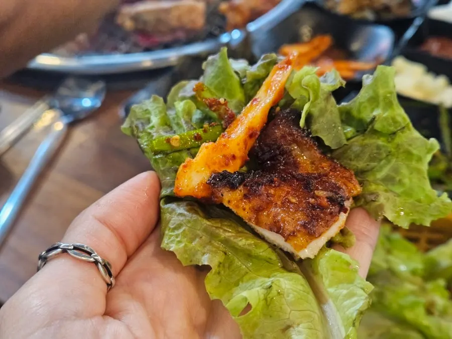 집게로 집어 올린 노릇한 닭갈비