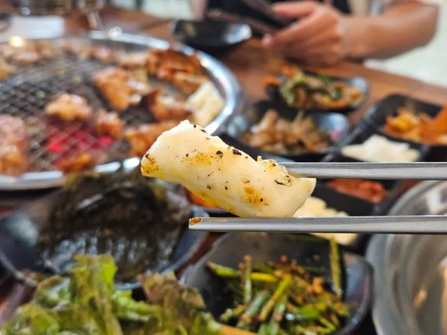 겉이 그을리고 속은 촉촉한 닭갈비