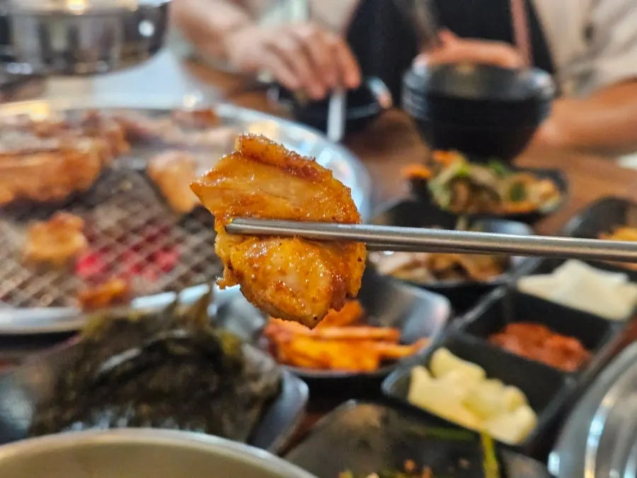상추에 닭갈비와 양념 채소를 올린 쌈