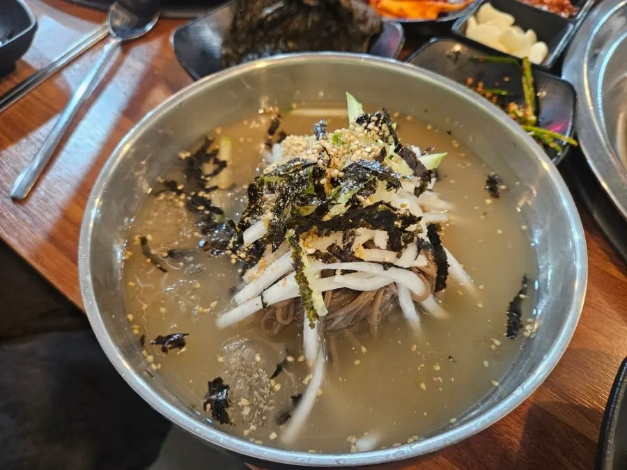 닭갈비에 부추무침을 올린 한입