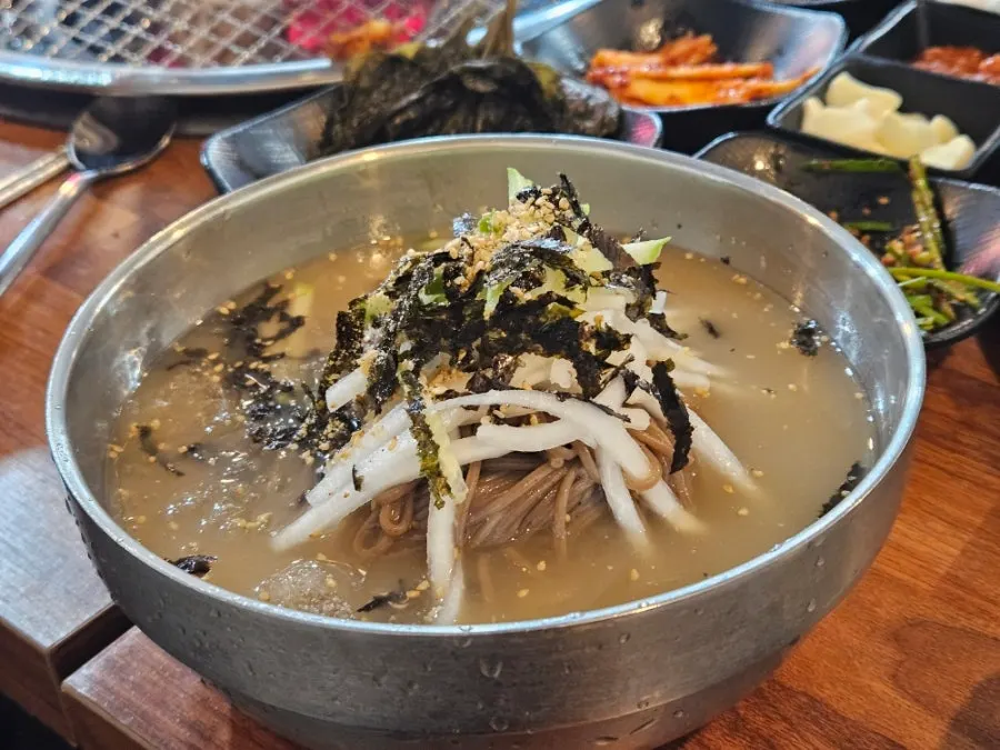마늘과 파채를 올린 닭갈비 쌈