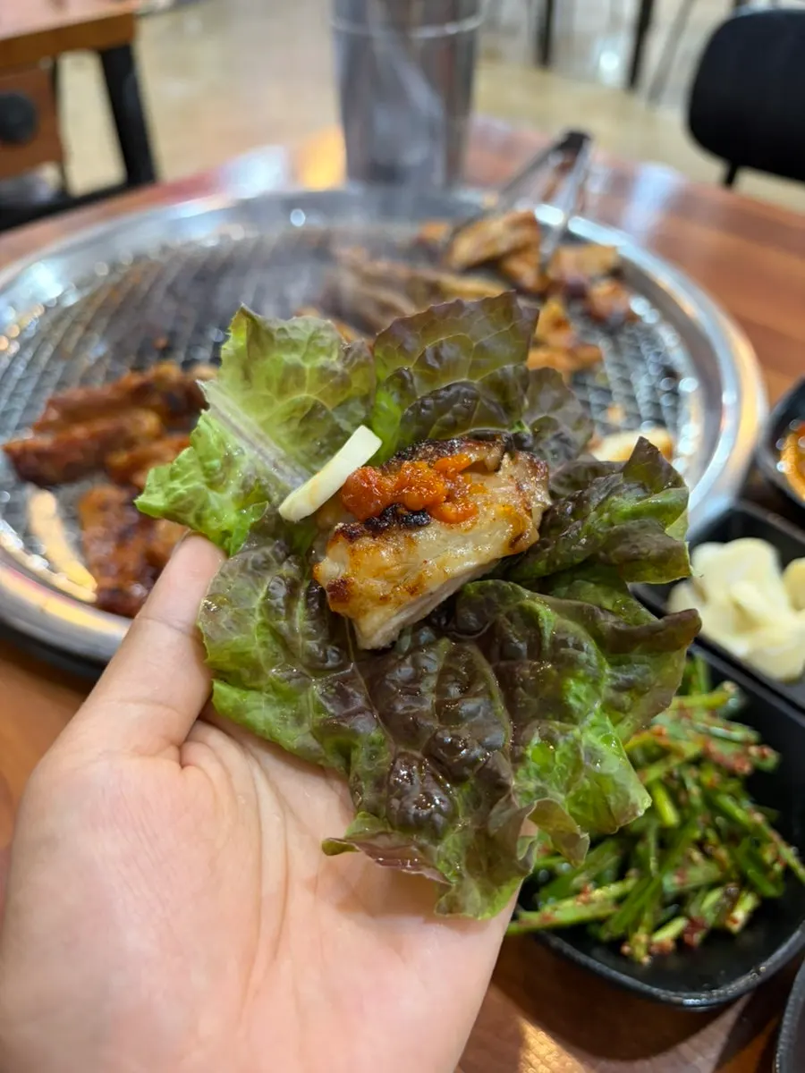 Golden-browned dakgalbi cut into pieces