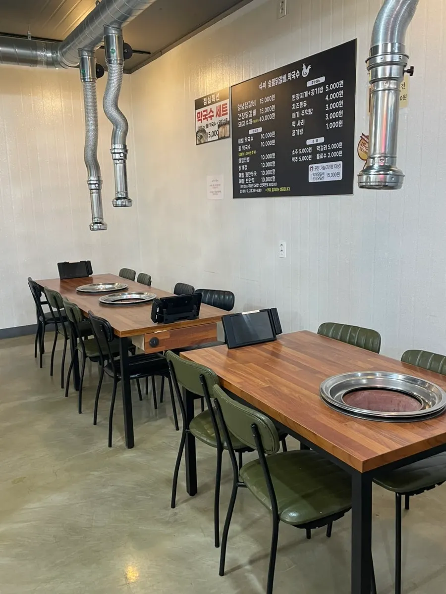 Interior view of Dami Seorak Charcoal-grilled Dakgalbi