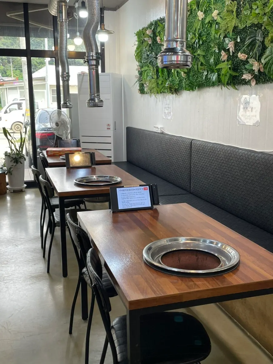 Interior of Dami Seorak with tables for four