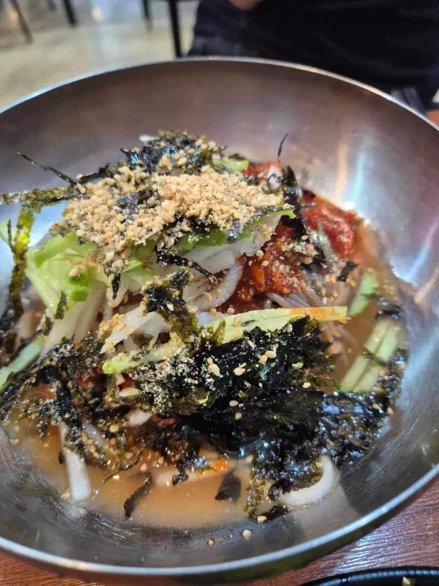 A bowl of mul-makguksu