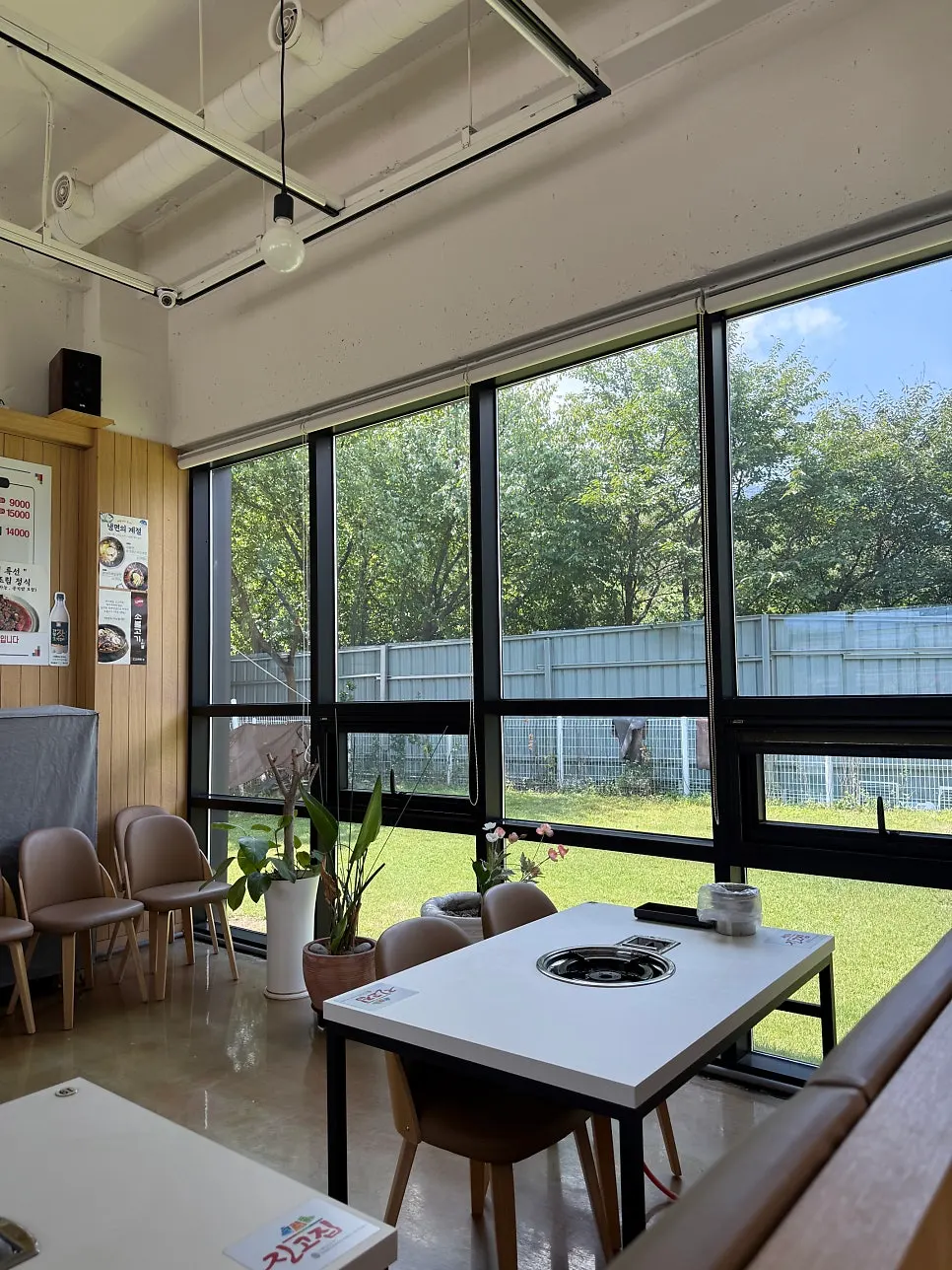 Mesa junto a la ventana con vista al jardín
