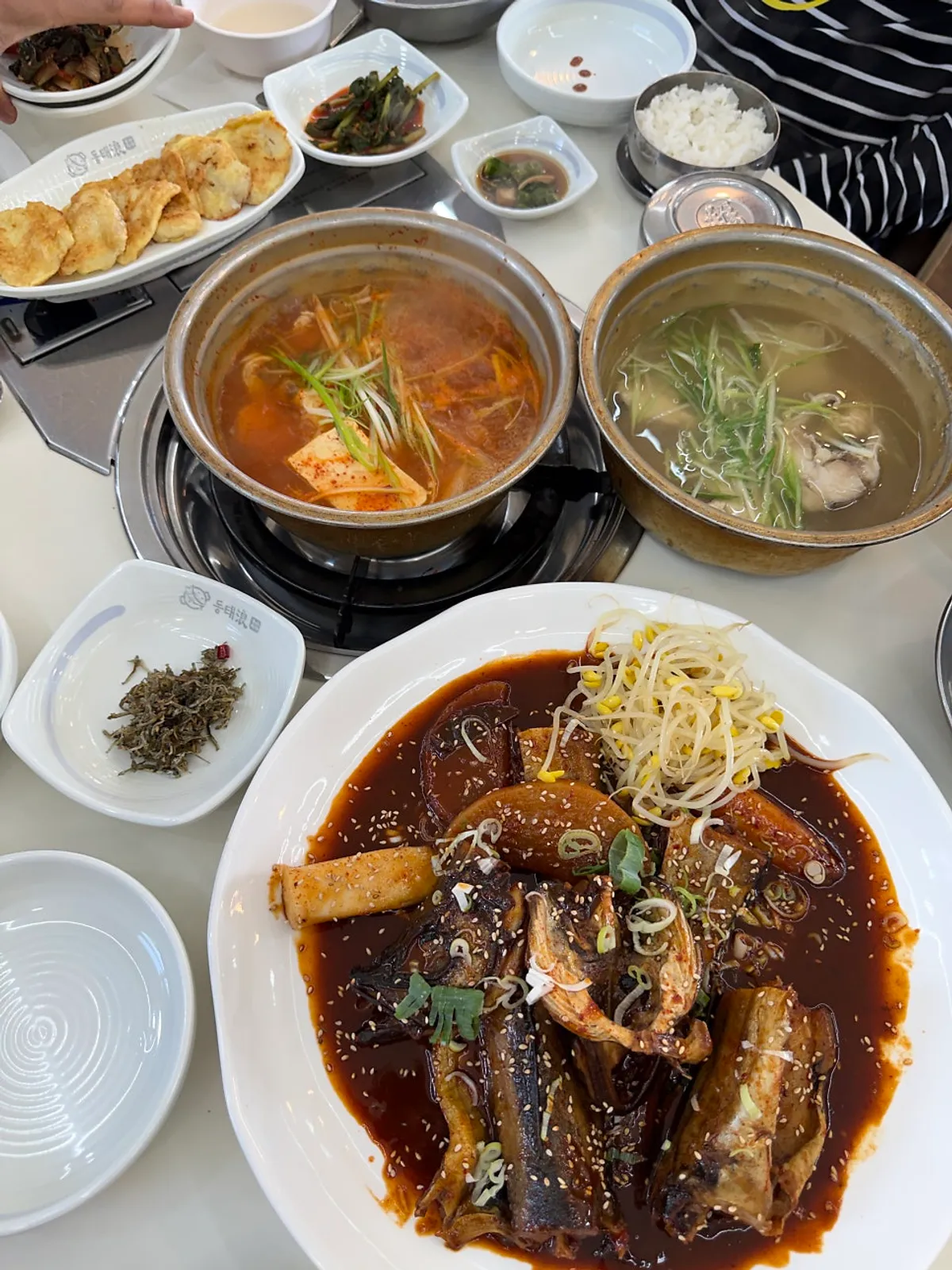 Mesa de almuerzo con dongtaetang y kodari jorim servidos juntos