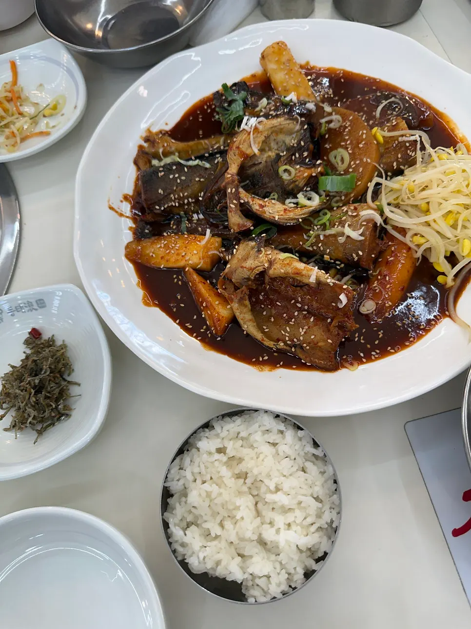 Plato de dongtae-jeon dorado