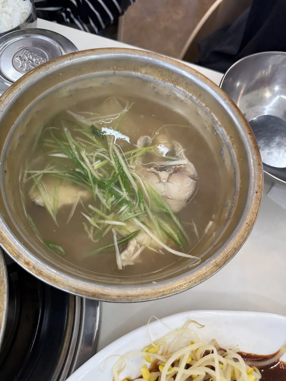 Kodari jorim con garae-tteok y brotes de soja