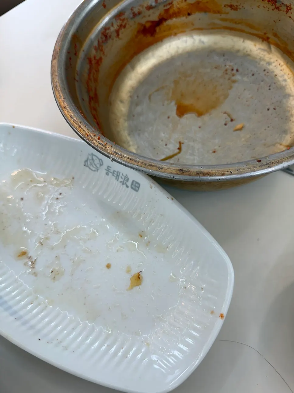 Cuchara con caldo de dongtaetang claro