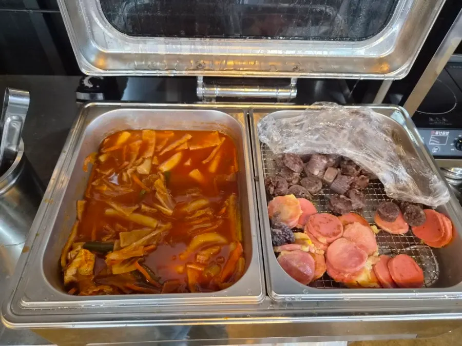떡볶이와 순대가 놓인 분식 셀프바