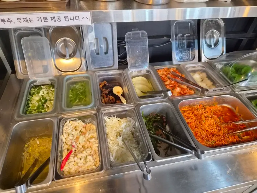 셀프바에 준비된 여러 가지 반찬