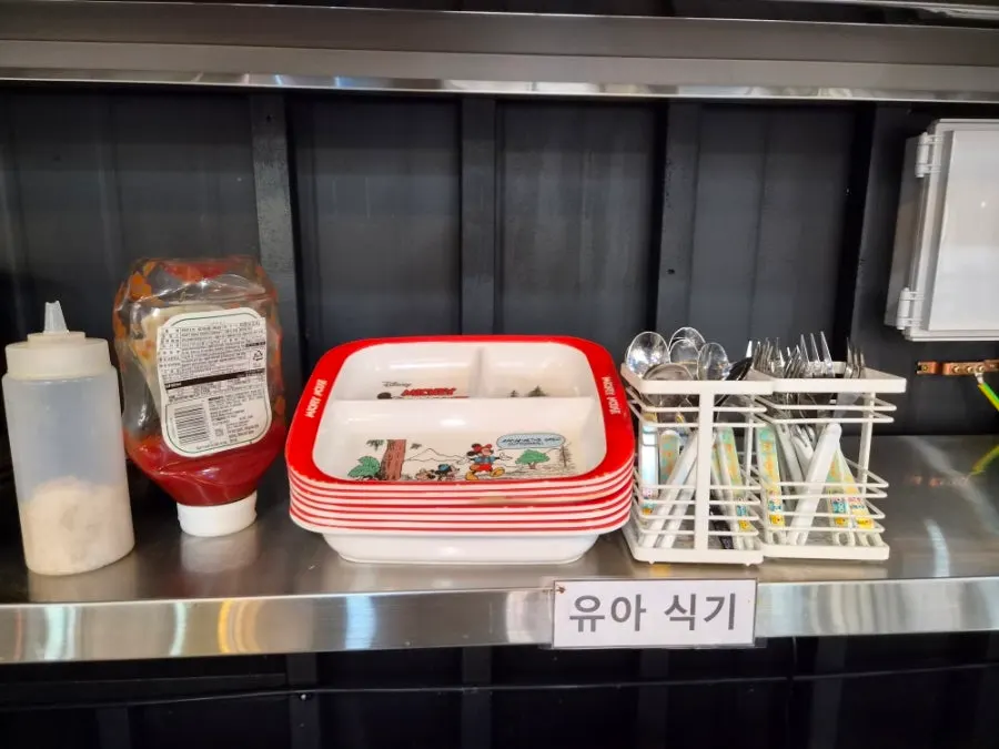 유아식기가 준비된 코너