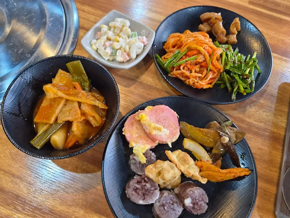 접시에 담아온 반찬과 분식