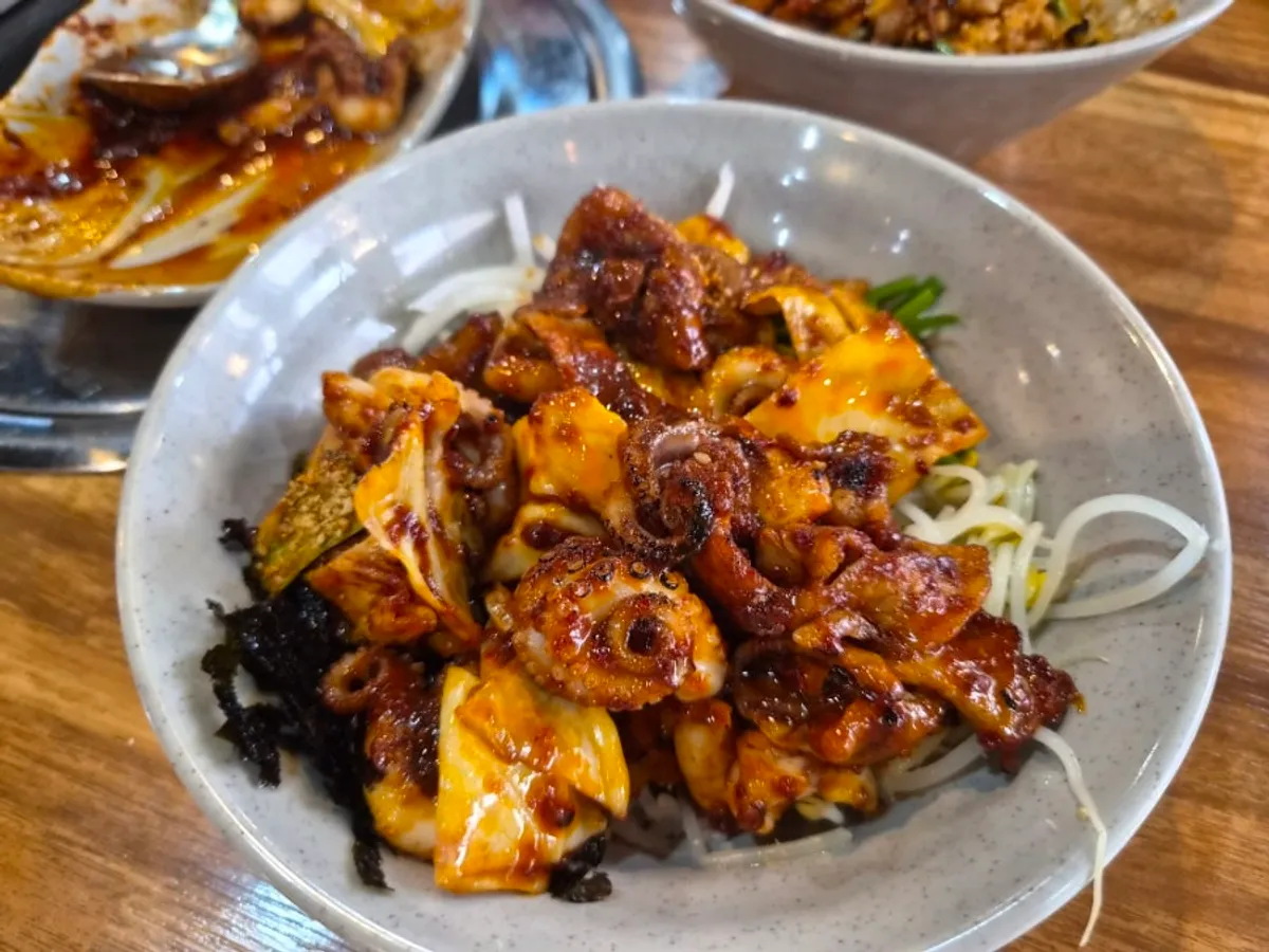 밥 위에 불쭈삼을 올린 덮밥