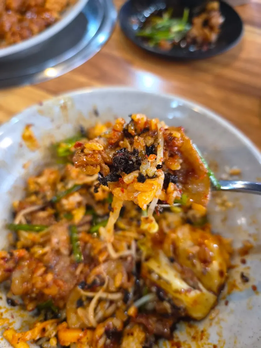 직화불쭈삼 덮밥과 반찬이 놓인 상차림