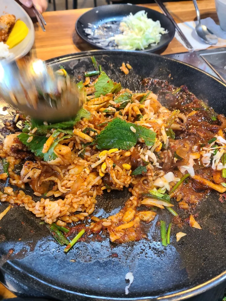 기본으로 나온 계란찜과 쭈꾸미 상차림