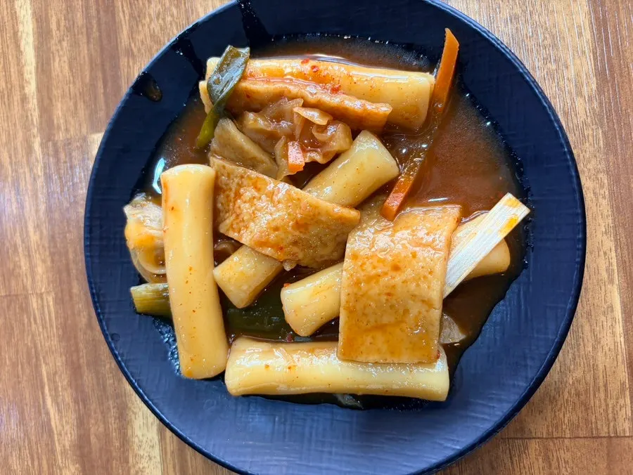 A plate of wheat-cake tteokbokki and sundae brought from the buffet