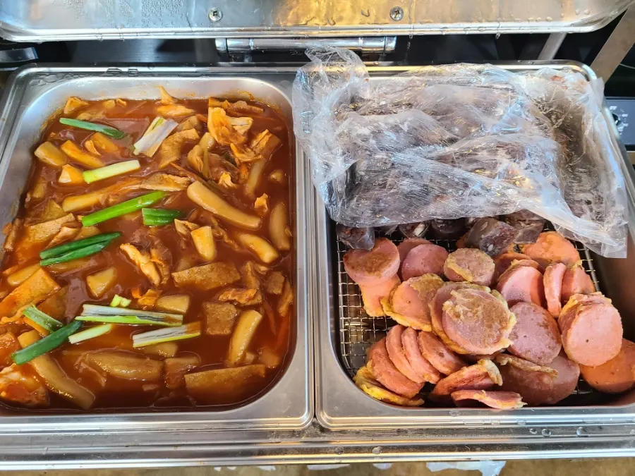 셀프바에서 담아온 분식 한 접시
