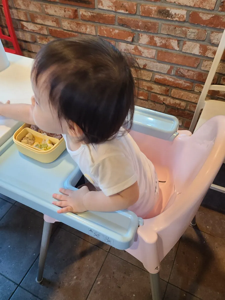 아기 의자에 앉은 15개월 아기