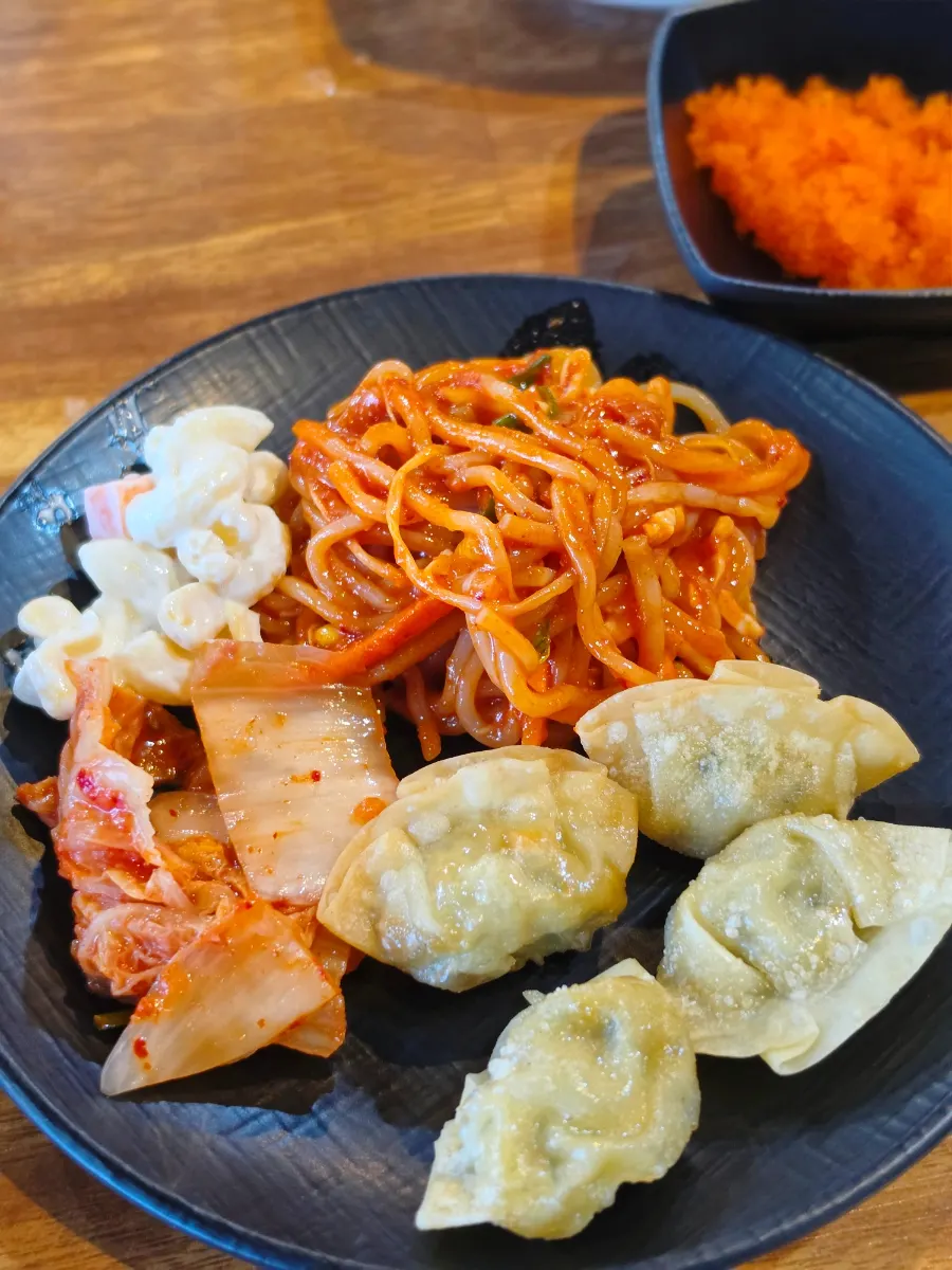접시에 담아온 셀프바 분식