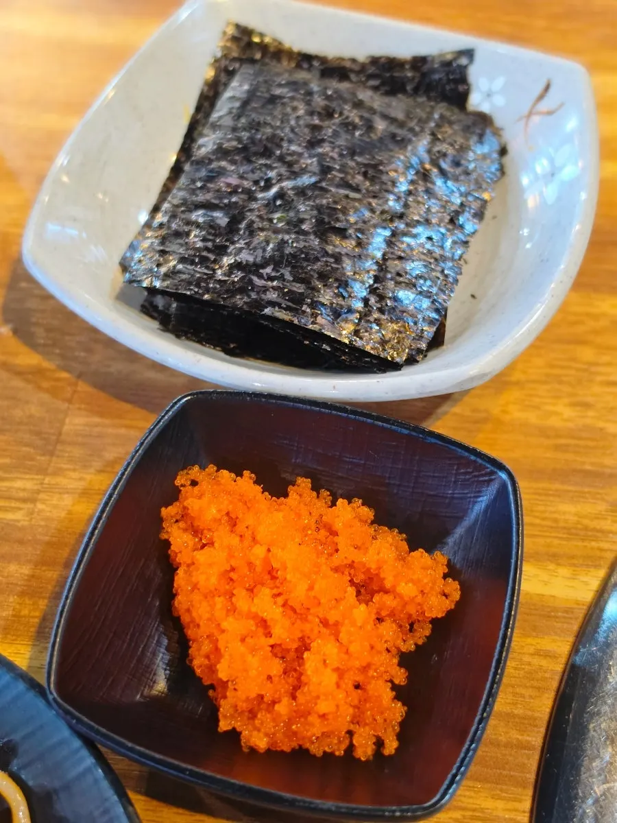 메인 메뉴 기다리며 먹은 분식 접시