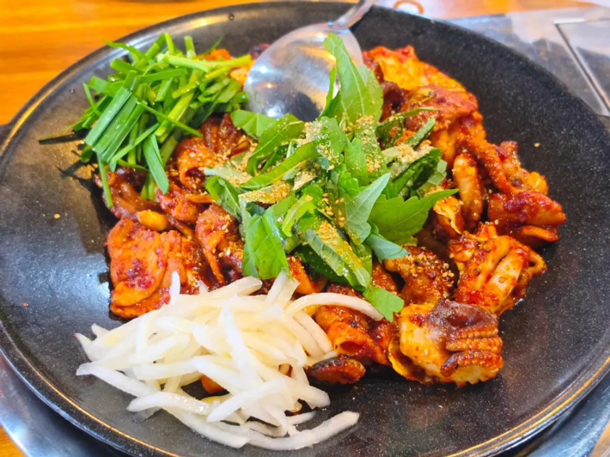 쭈꾸미와 삼겹살이 푸짐한 직화불쭈삼 철판