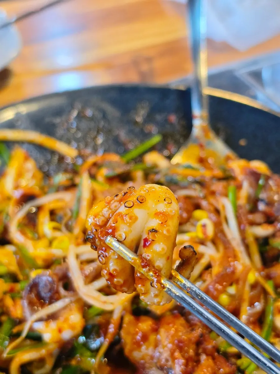 탱글한 쭈꾸미와 삼겹살 한 점
