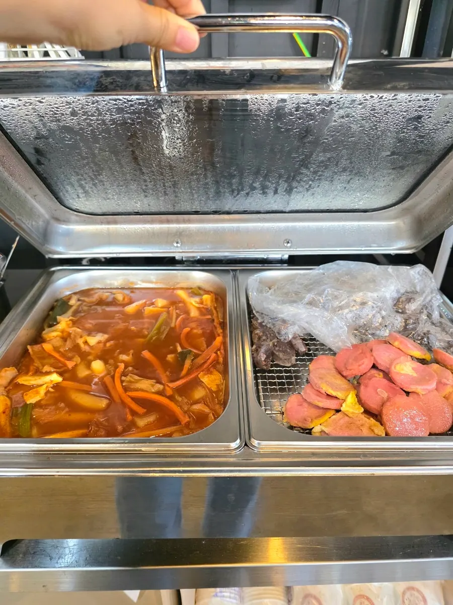 셀프바 분홍소시지와 밑반찬