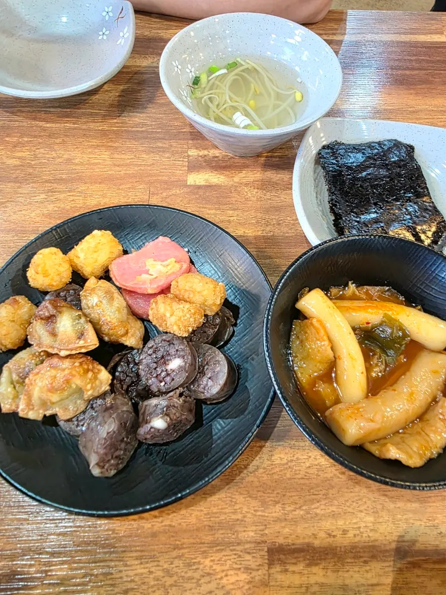 메인 전에 차려진 셀프바 한상