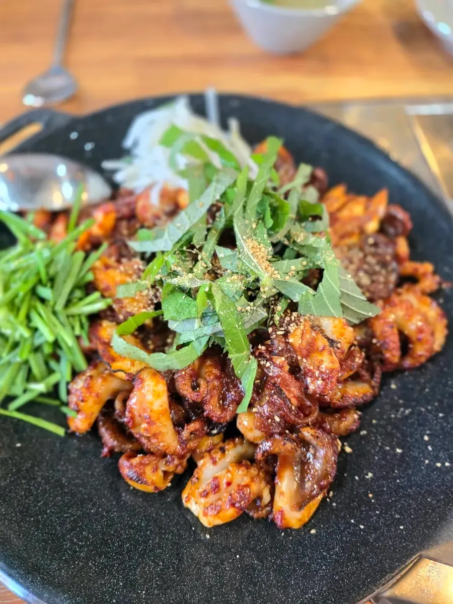 직화불쭈꾸미 철판과 계란찜이 놓인 테이블