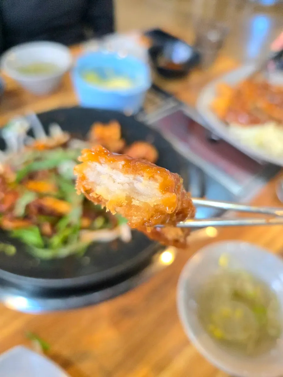 식사 마무리 무렵의 철판과 반찬