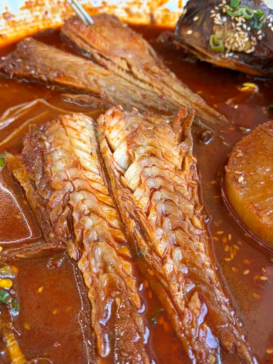 가시까지 발라 비운 코다리조림 접시