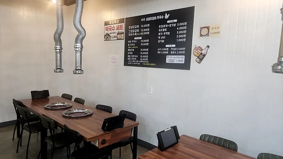 주차 공간이 넉넉한 매장 앞 풍경