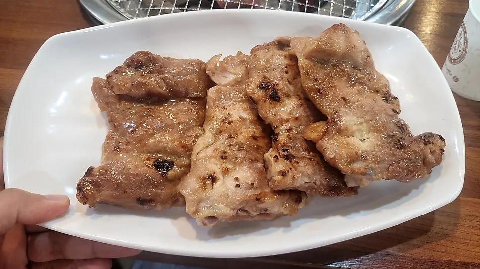 숯불 위에 올리기 전 간장닭갈비와 쌈 채소