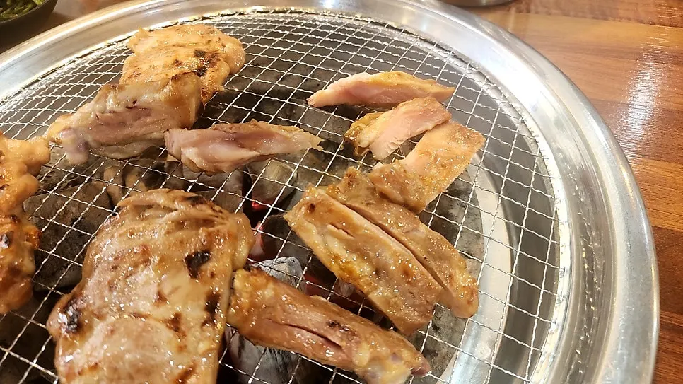 숯불에 구워지는 간장닭갈비