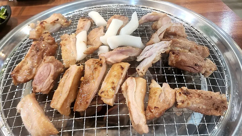 노릇하게 구워진 간장닭갈비 클로즈업