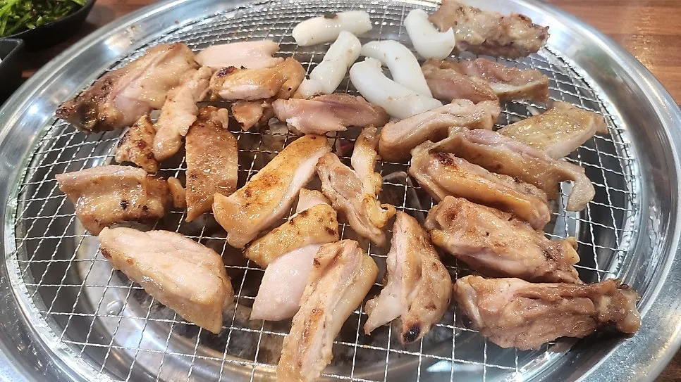 불향 입은 닭갈비와 곁들임 상차림